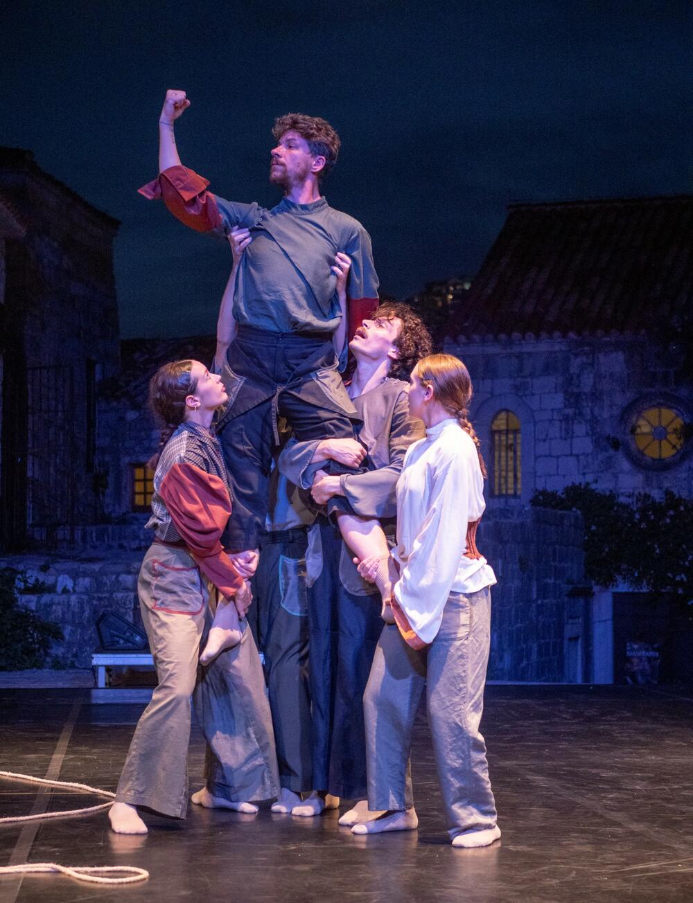 <p>Riječ je autorskom projektu Isidore Stanišić (koncept, tekst, režija i koreografija) rađen u koprodukciji Turističke organizacije Opštine Budva i Bitef Dance Company Bitef teatra</p>