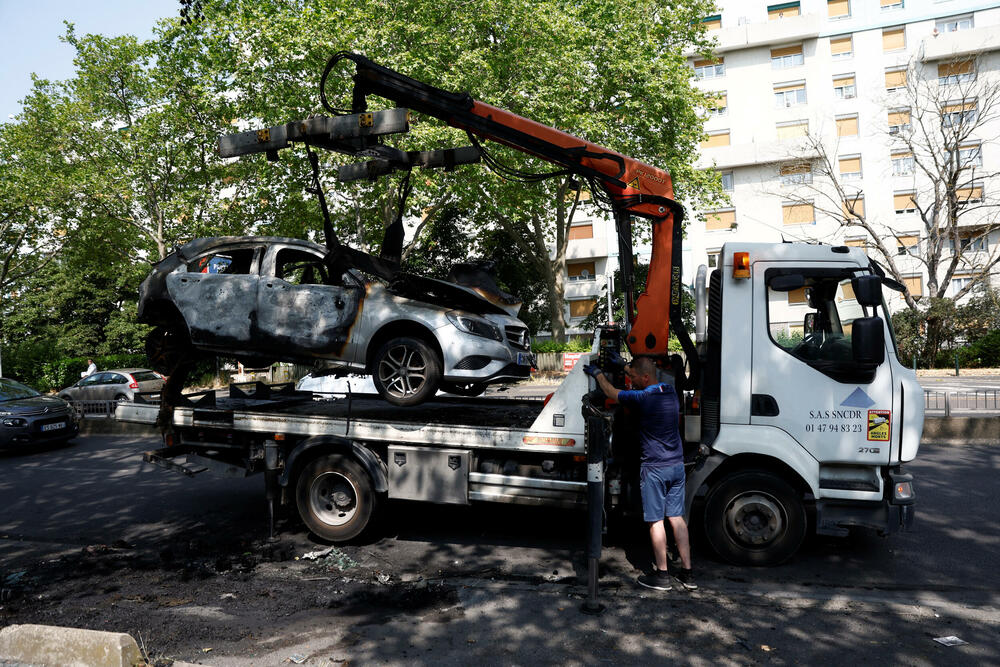 U neredima koji su izbili u predgrađu Pariza spaljene su desetine automobila