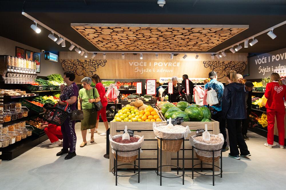 <p>Povodom ponovnog otvaranja marketa na Žabljaku, kompanija Voli će donirati Opštini Žabljak 10.000 eura u cilju izgradnje dječijeg igrališta, u okviru Spomen parka palim borcima.</p>