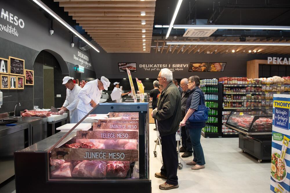 <p>Povodom ponovnog otvaranja marketa na Žabljaku, kompanija Voli će donirati Opštini Žabljak 10.000 eura u cilju izgradnje dječijeg igrališta, u okviru Spomen parka palim borcima.</p>