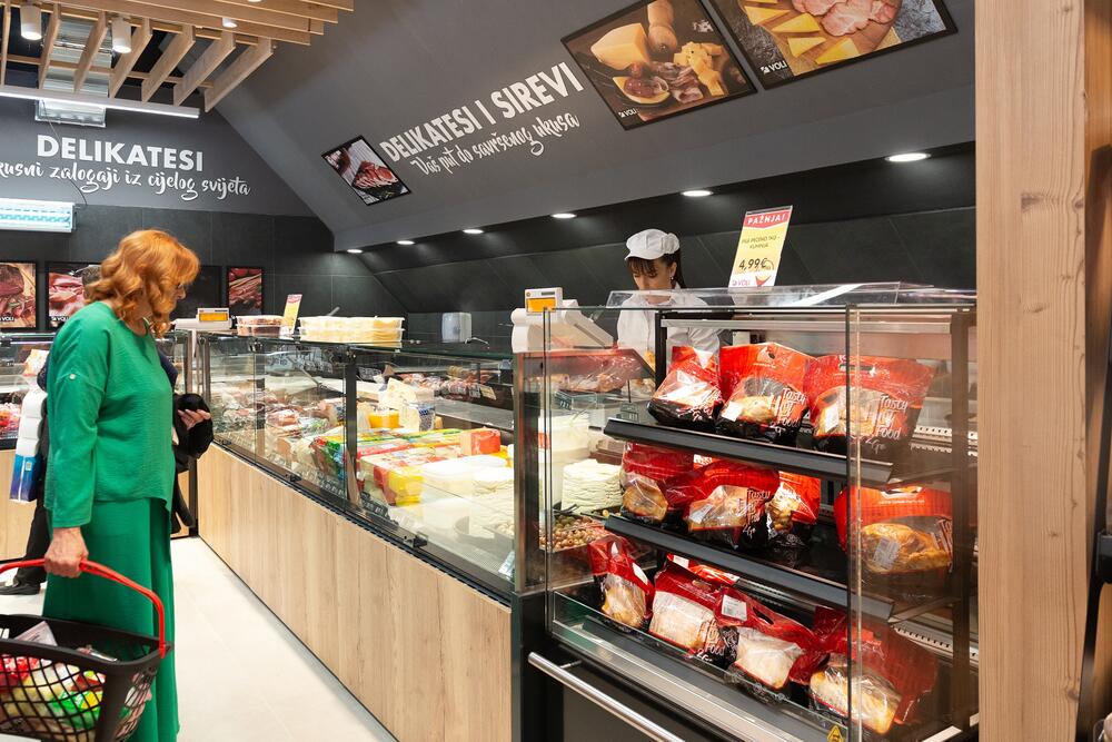 <p>Povodom ponovnog otvaranja marketa na Žabljaku, kompanija Voli će donirati Opštini Žabljak 10.000 eura u cilju izgradnje dječijeg igrališta, u okviru Spomen parka palim borcima.</p>