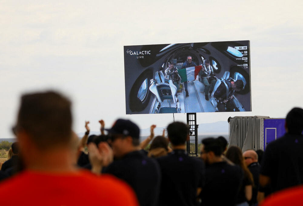 <p>Na najvećoj visini, posada je iskusila nekoliko minuta bestežinskog stanja sa ugašenim motorom prije nego što je letjelica prešla u režim ponovnog ulaska u orbitu i vratila nazad na pistu blizu El Pasa</p>