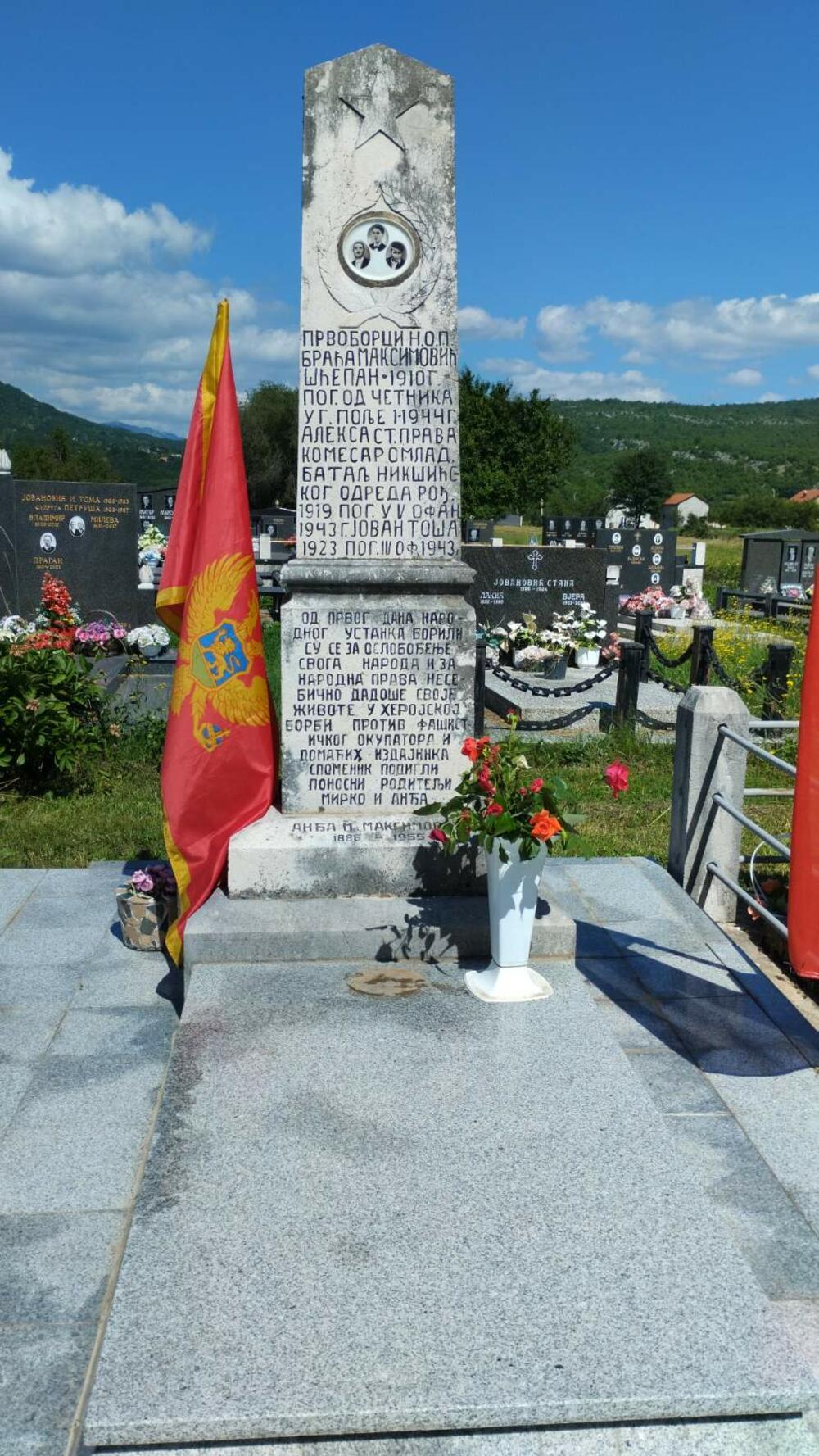 Spomenik braći Maksimović 