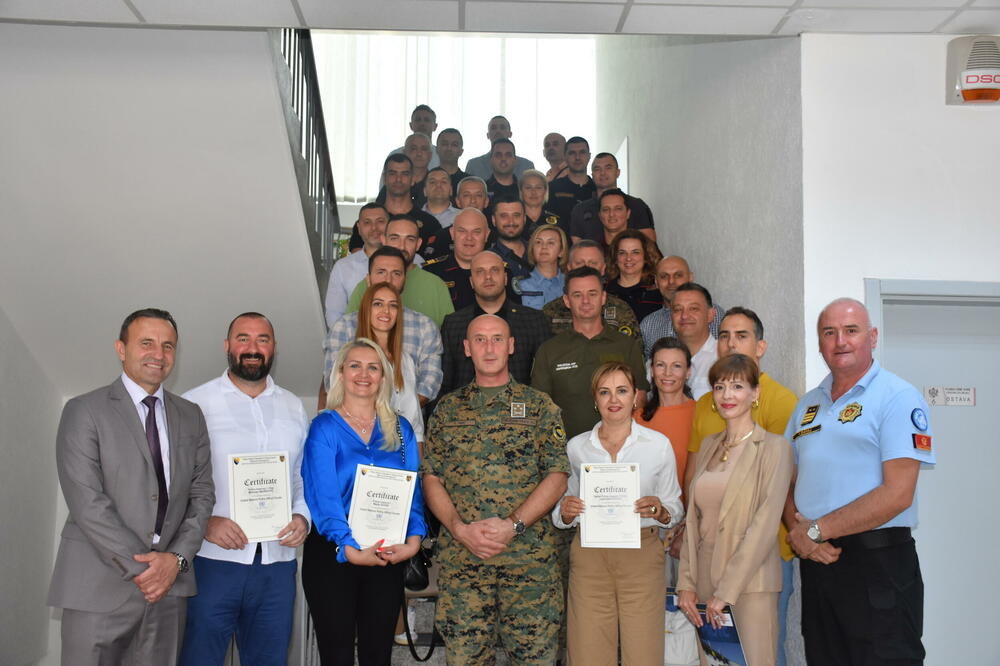 Zajednička fotografija službenika Uprave policije sa pripadnicima Oružanih snaga BiH, Foto: Uprava policije/Twitter