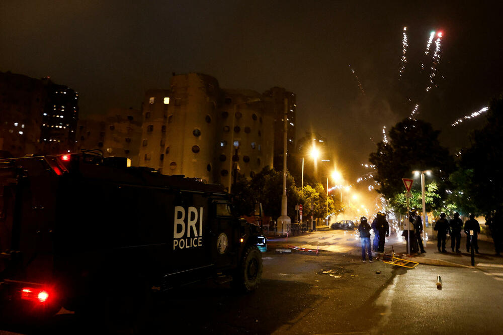 <p>Nemiri su se rasplamsali širom zemlje, uključujući gradove - Marsej, Lion, Tuluz, Strazbur i Lil, kao i Pariz gdje je Nahel M., 17-godišnjak alžirskog i marokanskog porijekla, ubijen u utorak</p>