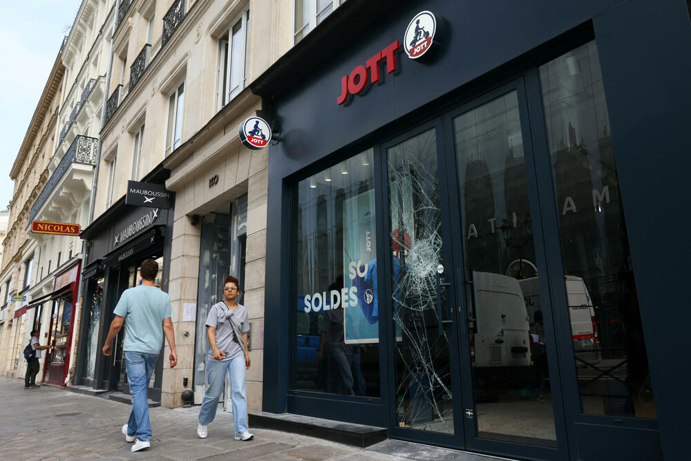 <p>Nemiri su se rasplamsali širom zemlje, uključujući gradove - Marsej, Lion, Tuluz, Strazbur i Lil, kao i Pariz gdje je Nahel M., 17-godišnjak alžirskog i marokanskog porijekla, ubijen u utorak</p>