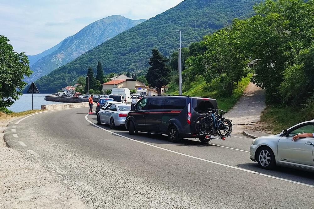 Gužva na prilazu u Lepetanima, Foto: Siniša Luković