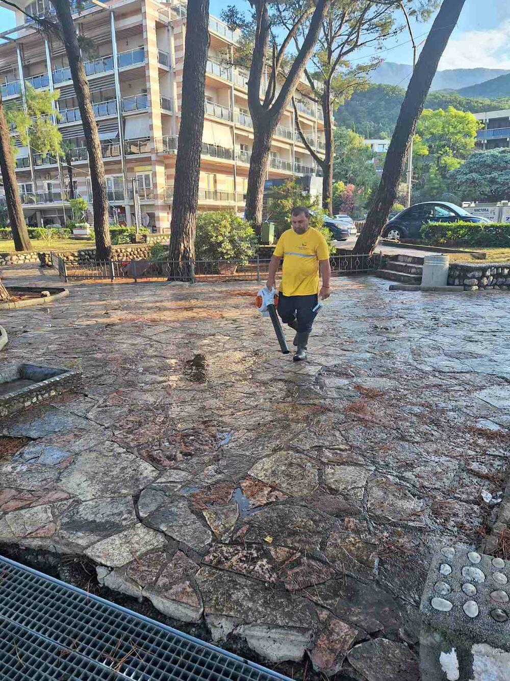 <p>Prema podacima lokalne meteorološke stanice za 24 sata u Herceg Novom palo je 87 litara kiše po metru kvadratnom. Tokom noći 15 litara, a dana 72 litra</p>