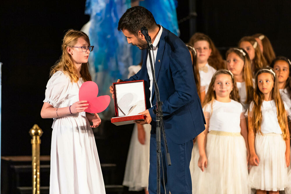 Sa festivala pozorišta za djecu u Kotoru,  Jokić uručio ključeve gradove Đeljani Ibraimi