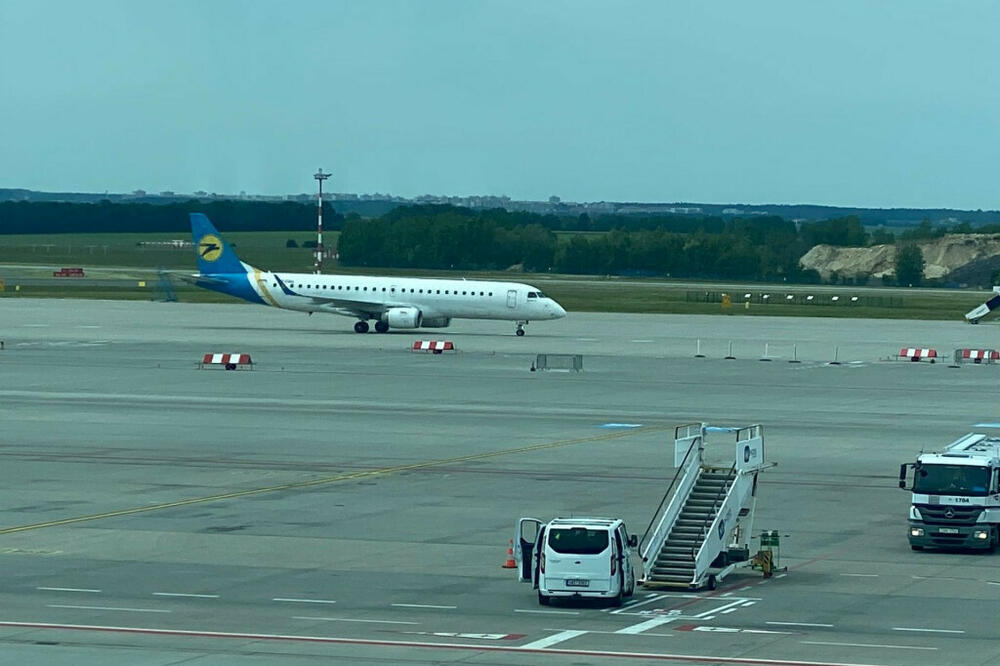 Upravni odbor donosio odluke bez kvalitetne dokumentacije: Unajmljeni avion E190, Foto: Air Montenegro