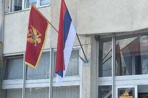 Na zgradi "Lokalnih puteva" u Pljevljima uz zastavu Crne Gore i...