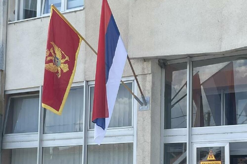 Istaknute zastave na zgradi opštinskog preduzeća "Lokalni putevi" u Pljevljima, Foto: Goran Malidžan