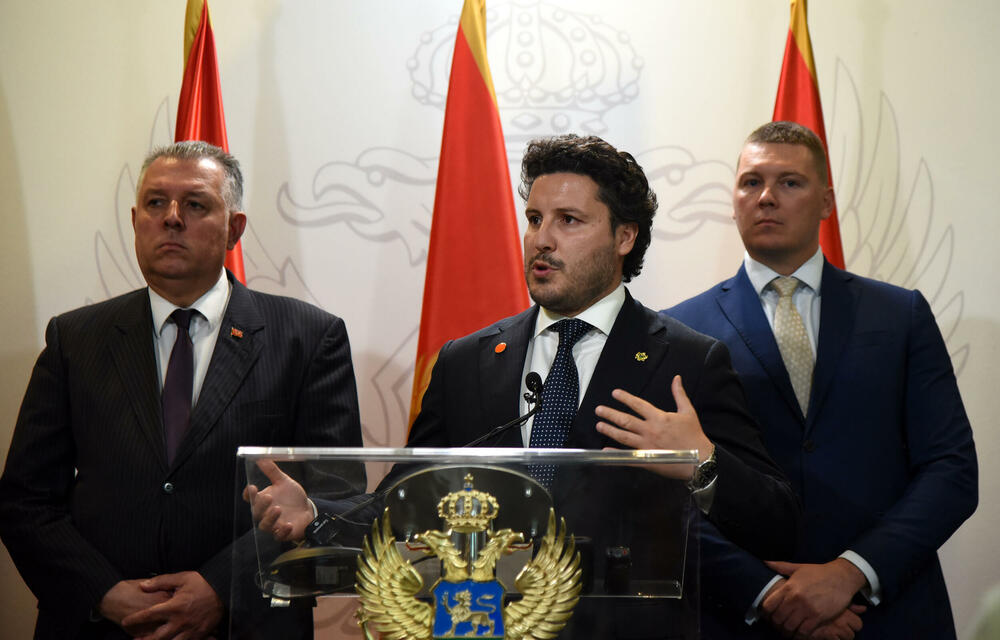 <p>Abazović je nakon sjednice Vijeća za nacionalnu bezbjednost istakao da su razgovarali o poboljšanju borbe protiv organizovanog kriminala i korupcije na visokom nivou</p>