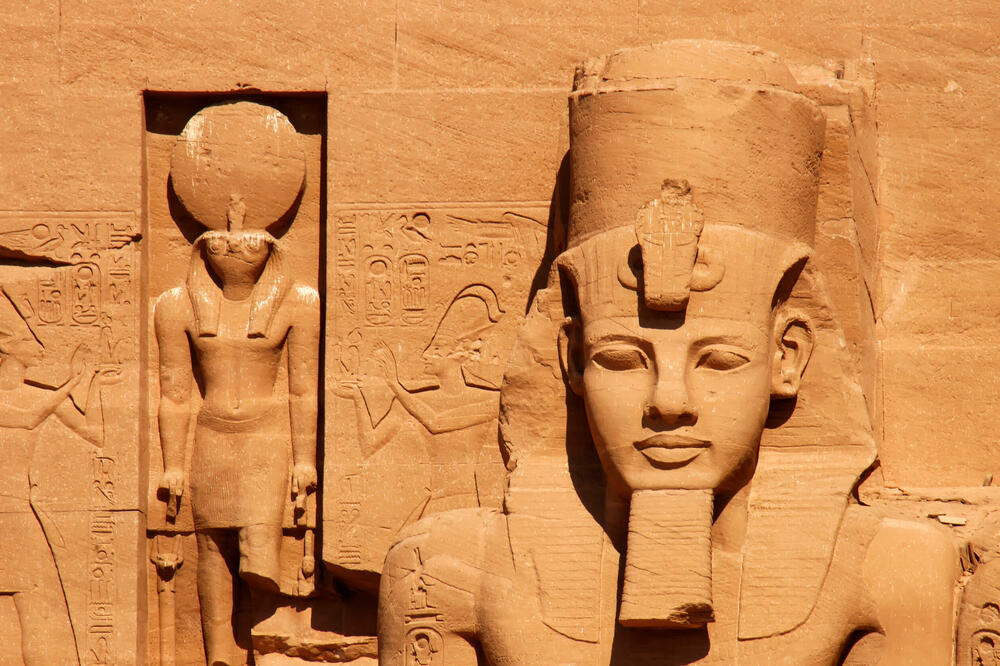 Velika statua Ramzesa II i Horusa u hramu Abu Simbel, Foto: Shutterstock
