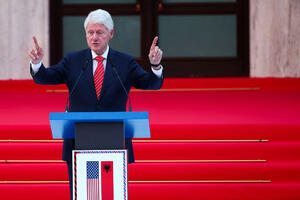 Klinton u Albaniji: Pozvao predstavnike kosovskih institucija da...