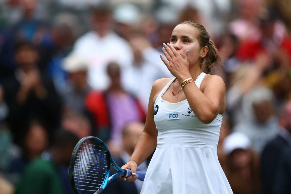 Sofija Kenin pozdravlja publiku nakon pobjede nad Koko Gof, Foto: Reuters/Hannah Mckay