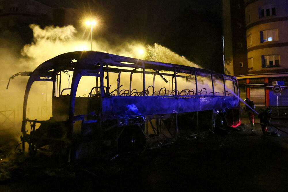 Zapaljeni autobus u glavnom gradu Francuske, Foto: Reuters