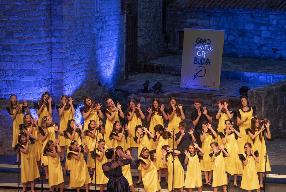 <p>Hor je mališanima Budve, ali i njihovim roditeljima koji su odrastali uz nezaboravne tekstove i melodije, izveo specijalni program najljepših pjesama za djecu iz svog bogatog repertoara</p>