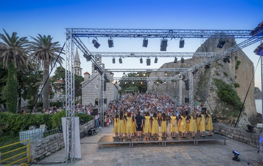 <p>Hor je mališanima Budve, ali i njihovim roditeljima koji su odrastali uz nezaboravne tekstove i melodije, izveo specijalni program najljepših pjesama za djecu iz svog bogatog repertoara</p>