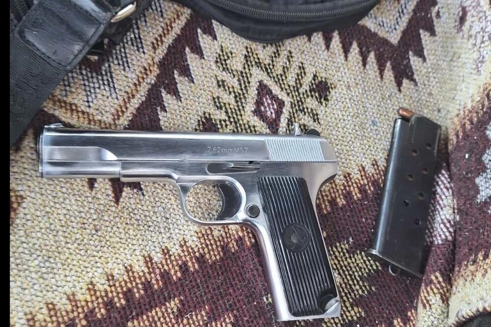 Oduzeti pištolj, Foto: Uprava policije