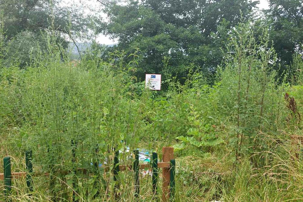 Mini park pretvoren u divlju deponiju, Foto: NVO Euromost