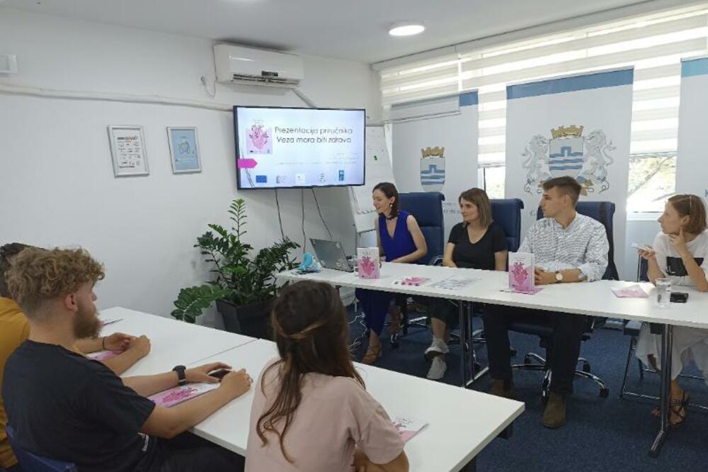 Predstavljen  priručnik za mlade “Veza mora biti zdrava”, Foto: Sigurna ženska kuća