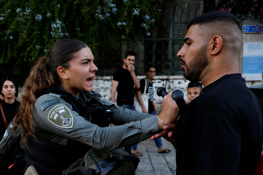 Izraelska policajka pokušava da ukloni Palestinca tokom protesta u Jerusalimu, Foto: Rojters