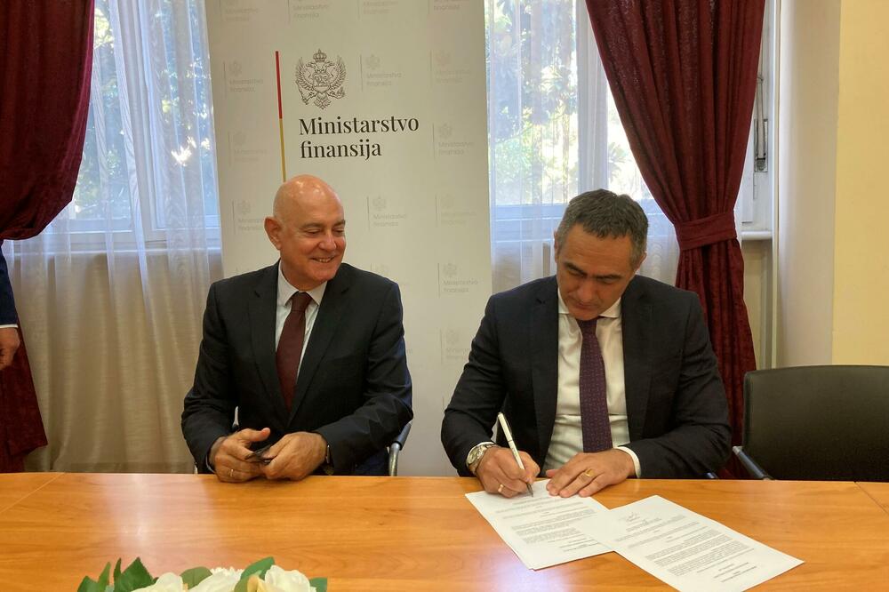 Sa potpisivanja, Foto: Ministarstvo finansija