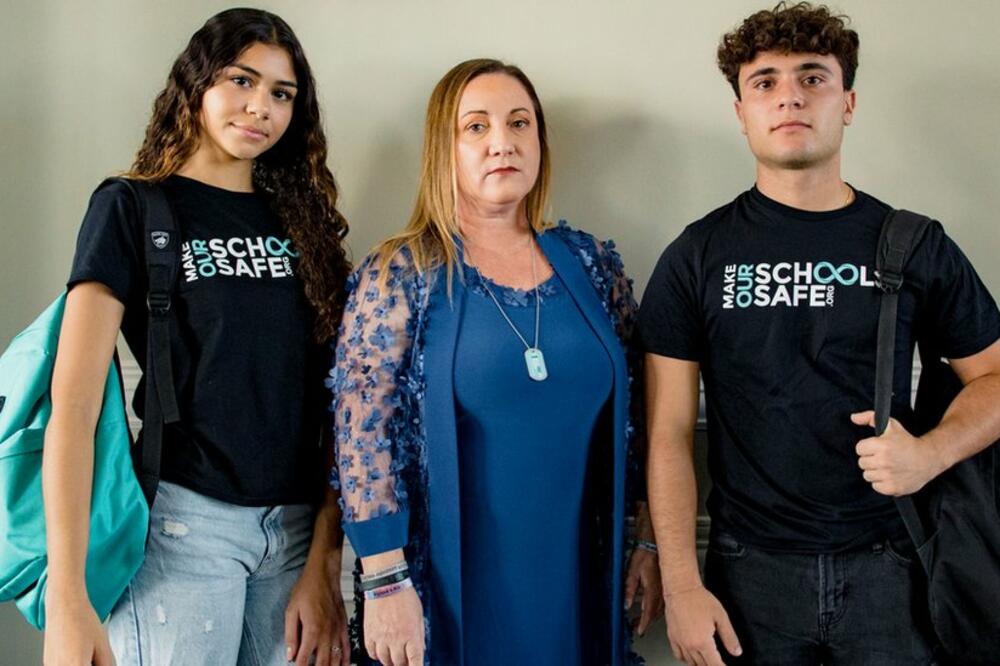 Sin Lori Alhadef (u sredini), Robi (desno) i njegova drugarica (levo) nose pancirne rančeve, Foto: Mikaela Martin