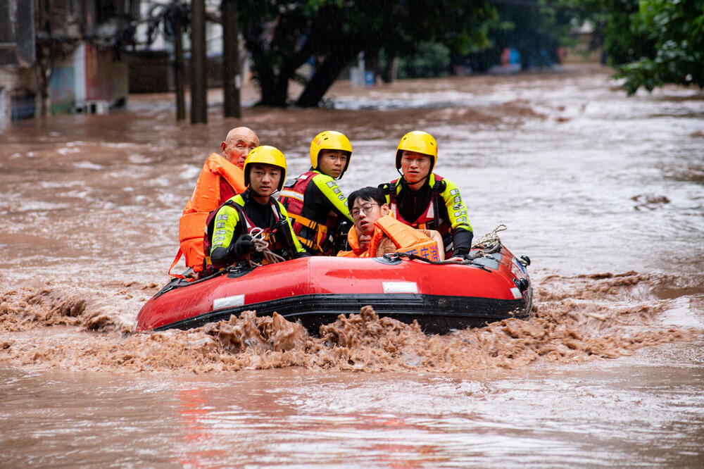 Spasioci evakuišu stanovnike Čonkinga, Foto: Reuters