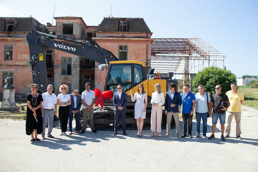 Uručen bager Ulcinjskoj solani