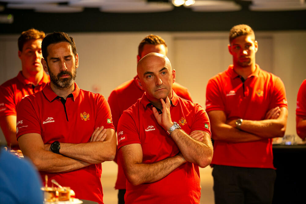 <p>Selektor vaterpolista Crne Gore Vladimir Gojković odabrao 15 igrača za Svjetsko prvenstvo u Fukuoki. Prvi meč 17. jula u podne protiv Južne Afrike</p>