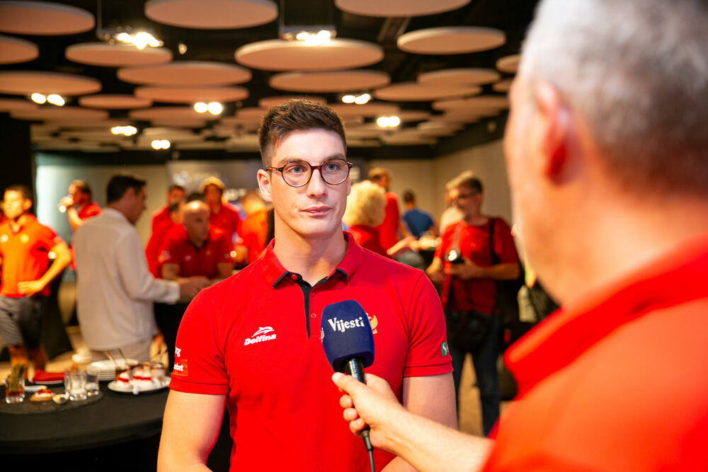 <p>Selektor vaterpolista Crne Gore Vladimir Gojković odabrao 15 igrača za Svjetsko prvenstvo u Fukuoki. Prvi meč 17. jula u podne protiv Južne Afrike</p>