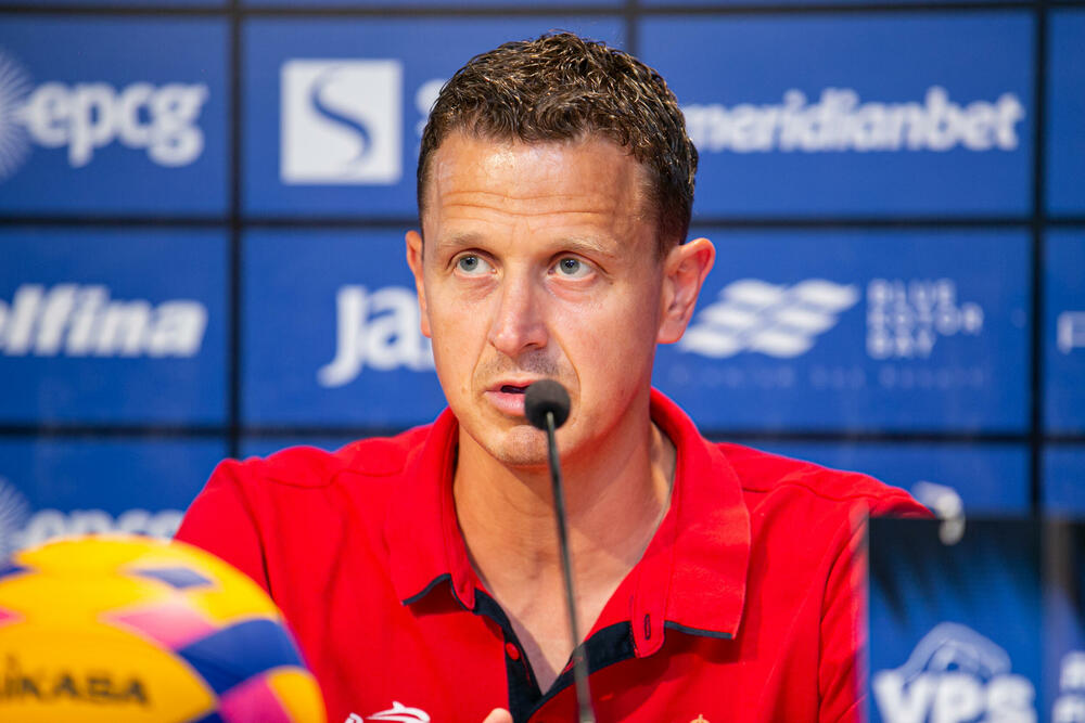 <p>Selektor vaterpolista Crne Gore Vladimir Gojković odabrao 15 igrača za Svjetsko prvenstvo u Fukuoki. Prvi meč 17. jula u podne protiv Južne Afrike</p>