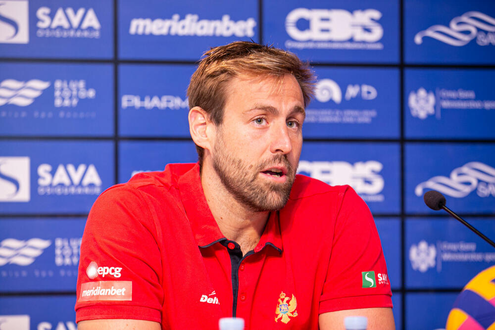 <p>Selektor vaterpolista Crne Gore Vladimir Gojković odabrao 15 igrača za Svjetsko prvenstvo u Fukuoki. Prvi meč 17. jula u podne protiv Južne Afrike</p>