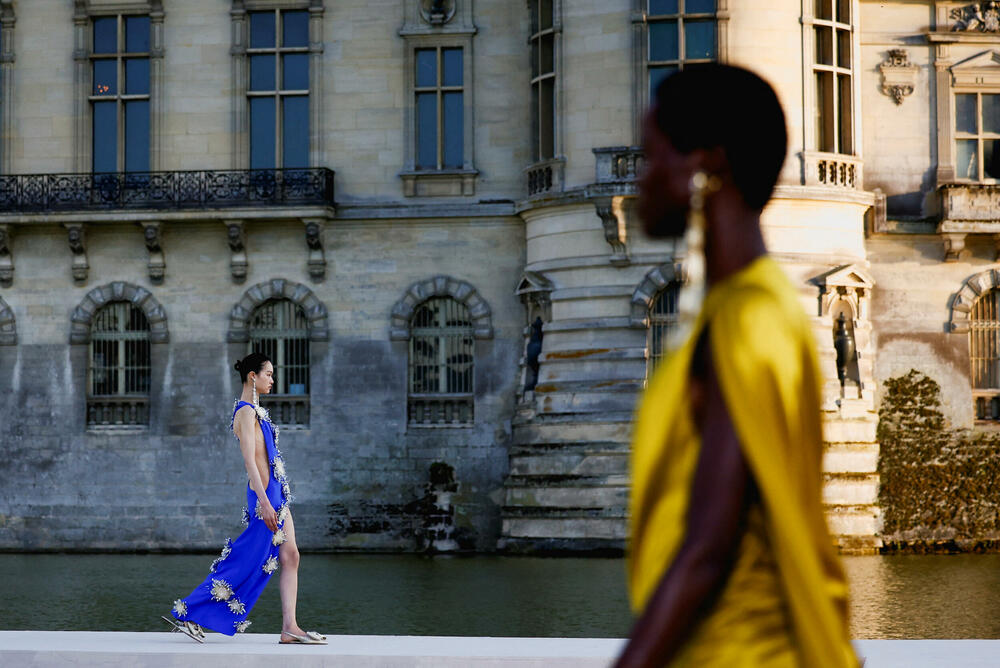 <p>Ispred dvorca Šantili, u blizini Pariza održana je revija dizajnera Pjerpaola Pićolija.</p>  <p>On je ekskluzivnu liniju za jesen/zimu 2023-2024 dizajnirao za modnu kuću Valentino.</p>