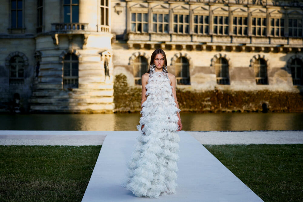 <p>Ispred dvorca Šantili, u blizini Pariza održana je revija dizajnera Pjerpaola Pićolija.</p>  <p>On je ekskluzivnu liniju za jesen/zimu 2023-2024 dizajnirao za modnu kuću Valentino.</p>