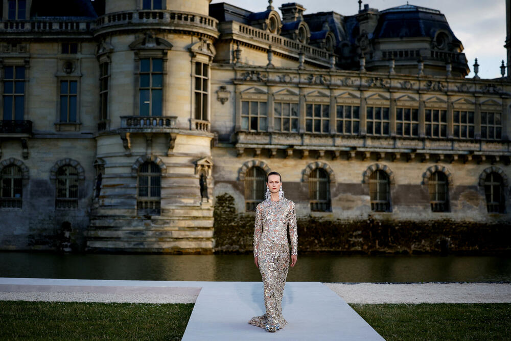 <p>Ispred dvorca Šantili, u blizini Pariza održana je revija dizajnera Pjerpaola Pićolija.</p>  <p>On je ekskluzivnu liniju za jesen/zimu 2023-2024 dizajnirao za modnu kuću Valentino.</p>