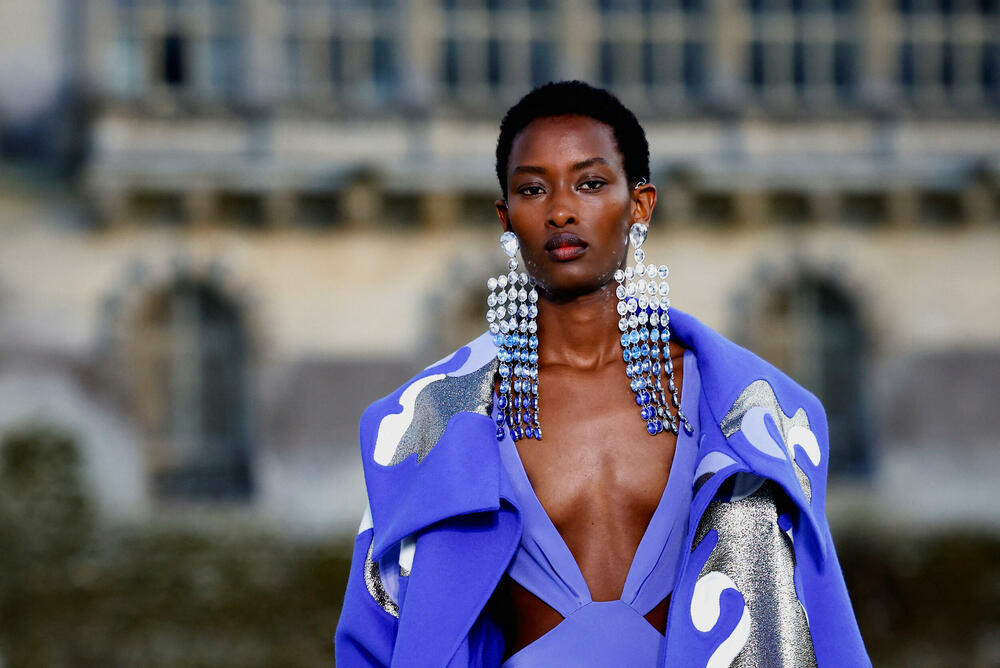 <p>Ispred dvorca Šantili, u blizini Pariza održana je revija dizajnera Pjerpaola Pićolija.</p>  <p>On je ekskluzivnu liniju za jesen/zimu 2023-2024 dizajnirao za modnu kuću Valentino.</p>