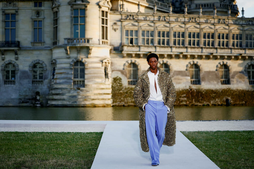 <p>Ispred dvorca Šantili, u blizini Pariza održana je revija dizajnera Pjerpaola Pićolija.</p>  <p>On je ekskluzivnu liniju za jesen/zimu 2023-2024 dizajnirao za modnu kuću Valentino.</p>