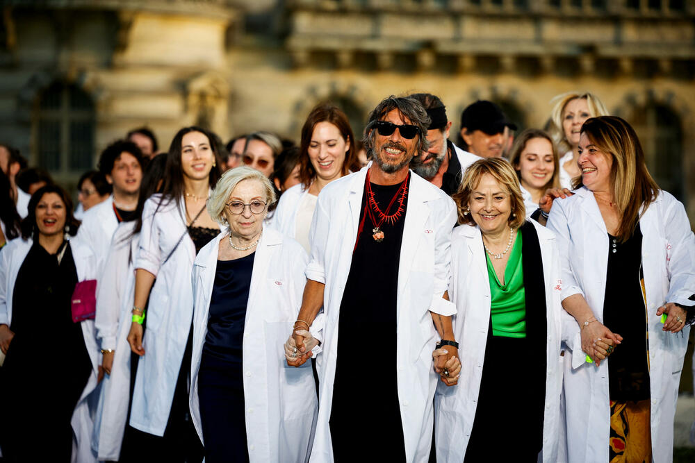 <p>Ispred dvorca Šantili, u blizini Pariza održana je revija dizajnera Pjerpaola Pićolija.</p>  <p>On je ekskluzivnu liniju za jesen/zimu 2023-2024 dizajnirao za modnu kuću Valentino.</p>