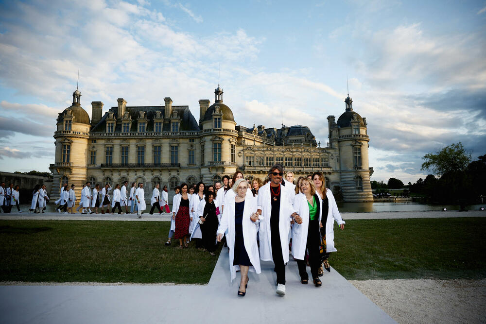 <p>Ispred dvorca Šantili, u blizini Pariza održana je revija dizajnera Pjerpaola Pićolija.</p>  <p>On je ekskluzivnu liniju za jesen/zimu 2023-2024 dizajnirao za modnu kuću Valentino.</p>