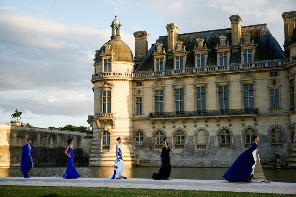 <p>Ispred dvorca Šantili, u blizini Pariza održana je revija dizajnera Pjerpaola Pićolija.</p>  <p>On je ekskluzivnu liniju za jesen/zimu 2023-2024 dizajnirao za modnu kuću Valentino.</p>