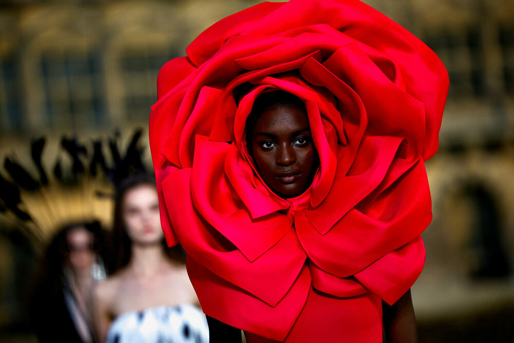 <p>Ispred dvorca Šantili, u blizini Pariza održana je revija dizajnera Pjerpaola Pićolija.</p>  <p>On je ekskluzivnu liniju za jesen/zimu 2023-2024 dizajnirao za modnu kuću Valentino.</p>