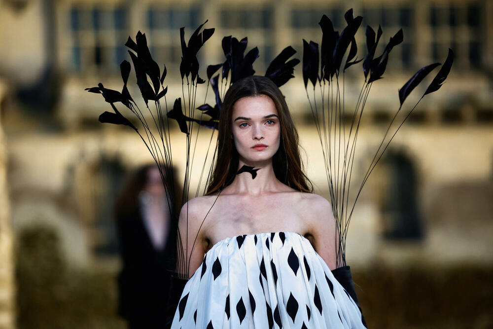 <p>Ispred dvorca Šantili, u blizini Pariza održana je revija dizajnera Pjerpaola Pićolija.</p>  <p>On je ekskluzivnu liniju za jesen/zimu 2023-2024 dizajnirao za modnu kuću Valentino.</p>