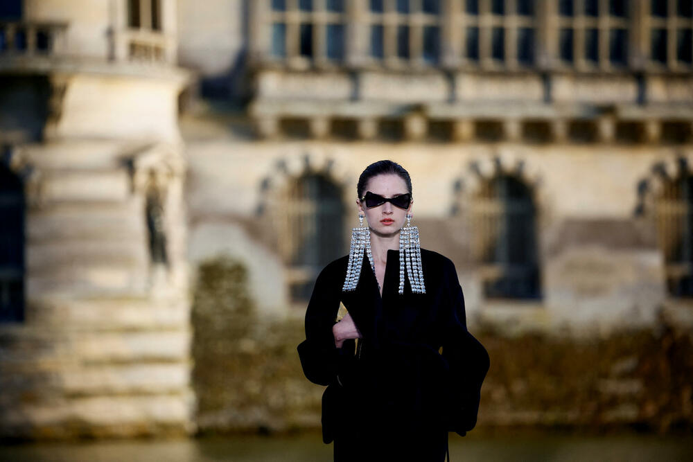 <p>Ispred dvorca Šantili, u blizini Pariza održana je revija dizajnera Pjerpaola Pićolija.</p>  <p>On je ekskluzivnu liniju za jesen/zimu 2023-2024 dizajnirao za modnu kuću Valentino.</p>