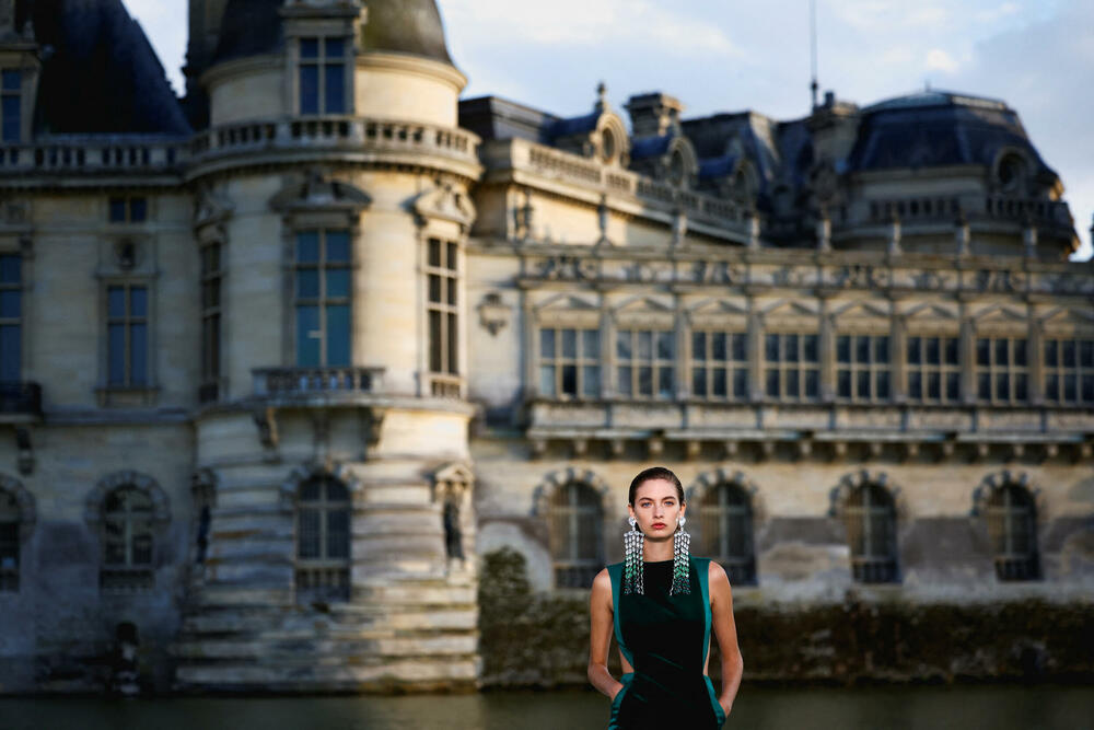 <p>Ispred dvorca Šantili, u blizini Pariza održana je revija dizajnera Pjerpaola Pićolija.</p>  <p>On je ekskluzivnu liniju za jesen/zimu 2023-2024 dizajnirao za modnu kuću Valentino.</p>