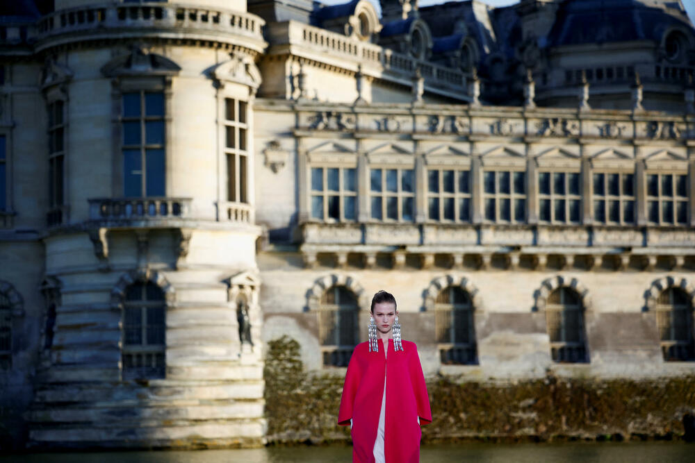 <p>Ispred dvorca Šantili, u blizini Pariza održana je revija dizajnera Pjerpaola Pićolija.</p>  <p>On je ekskluzivnu liniju za jesen/zimu 2023-2024 dizajnirao za modnu kuću Valentino.</p>