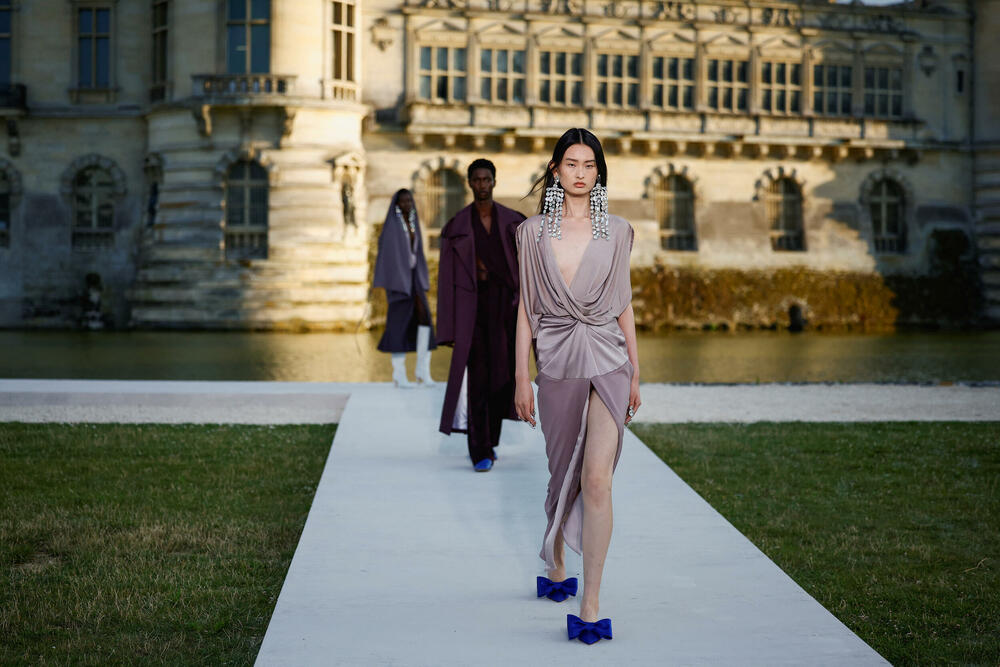 <p>Ispred dvorca Šantili, u blizini Pariza održana je revija dizajnera Pjerpaola Pićolija.</p>  <p>On je ekskluzivnu liniju za jesen/zimu 2023-2024 dizajnirao za modnu kuću Valentino.</p>