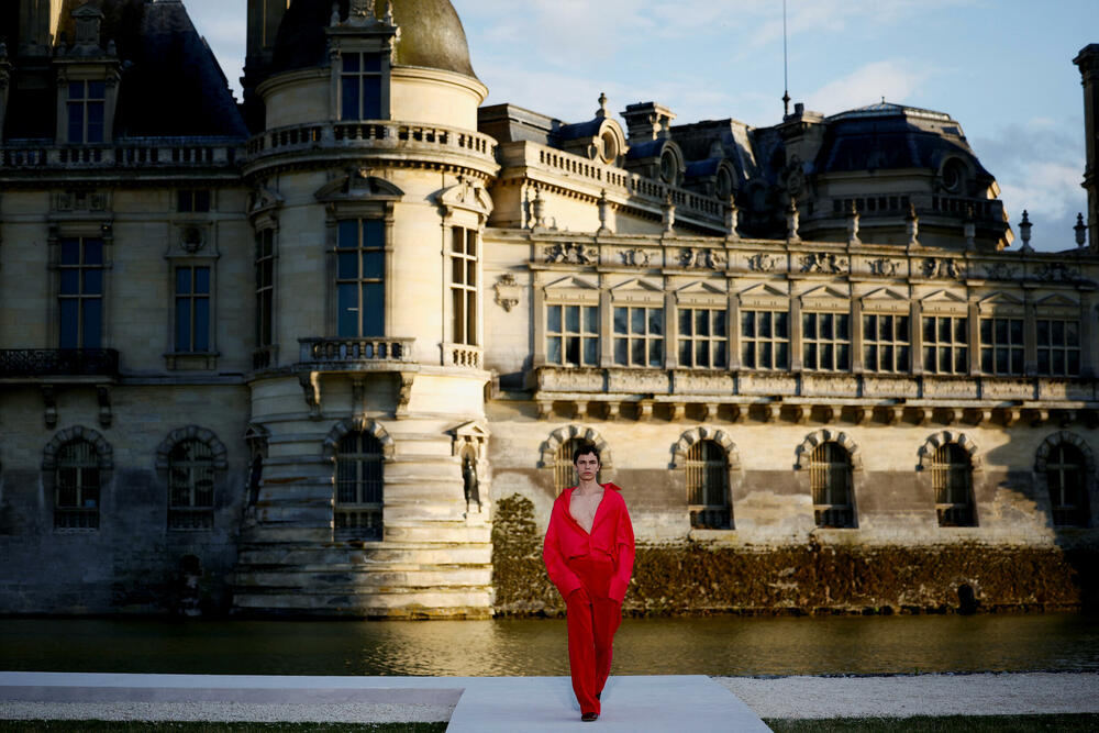 <p>Ispred dvorca Šantili, u blizini Pariza održana je revija dizajnera Pjerpaola Pićolija.</p>  <p>On je ekskluzivnu liniju za jesen/zimu 2023-2024 dizajnirao za modnu kuću Valentino.</p>